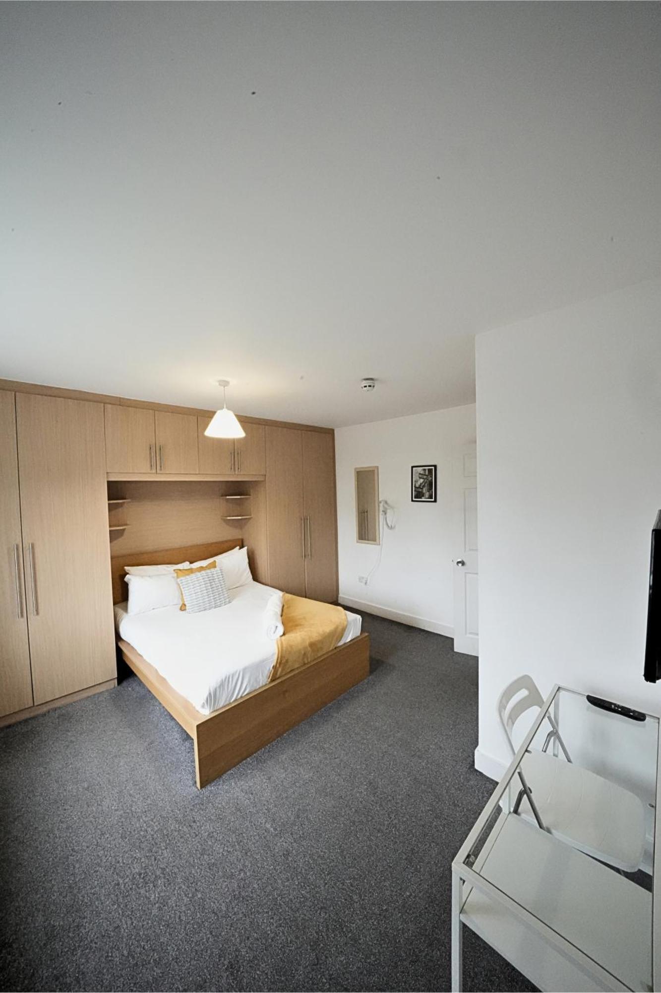 The Great Airport Place-Private Bedrooms With Private Bathroom-1 Bus To Heathrow Airport-5 Minutes By Car- Helpful Advice From Our Team 哈姆斯沃思 外观 照片