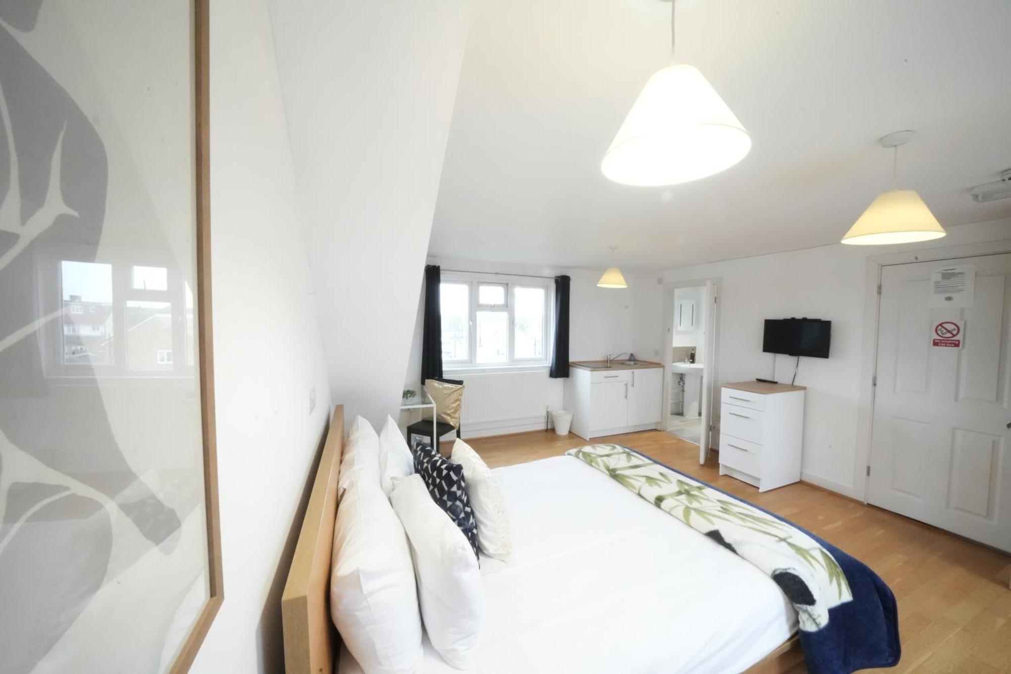 The Great Airport Place-Private Bedrooms With Private Bathroom-1 Bus To Heathrow Airport-5 Minutes By Car- Helpful Advice From Our Team 哈姆斯沃思 外观 照片