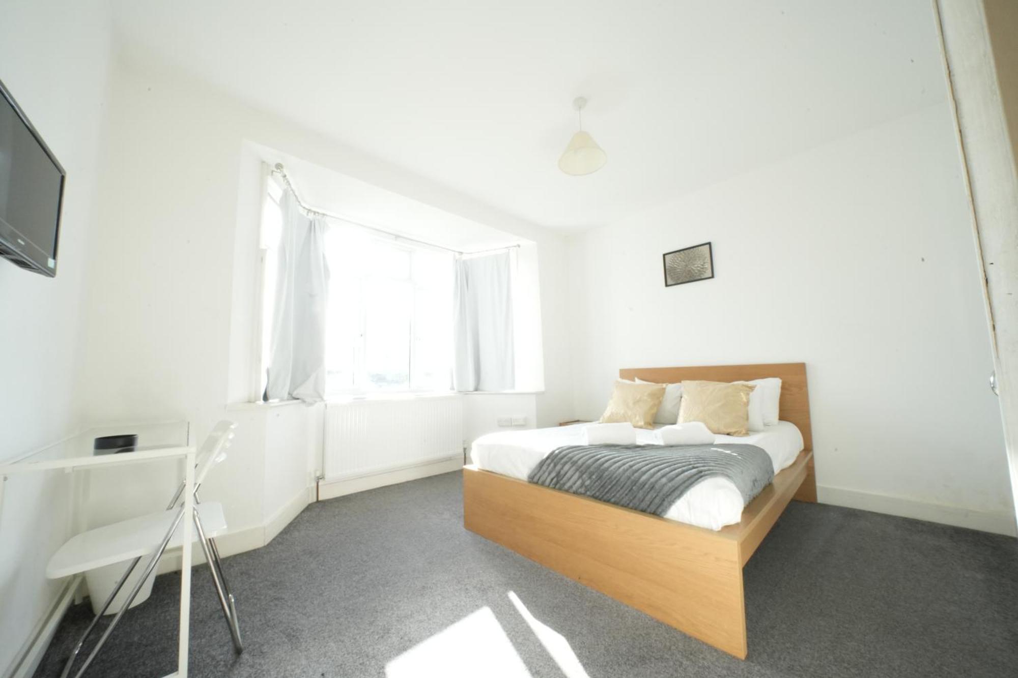 The Great Airport Place-Private Bedrooms With Private Bathroom-1 Bus To Heathrow Airport-5 Minutes By Car- Helpful Advice From Our Team 哈姆斯沃思 外观 照片