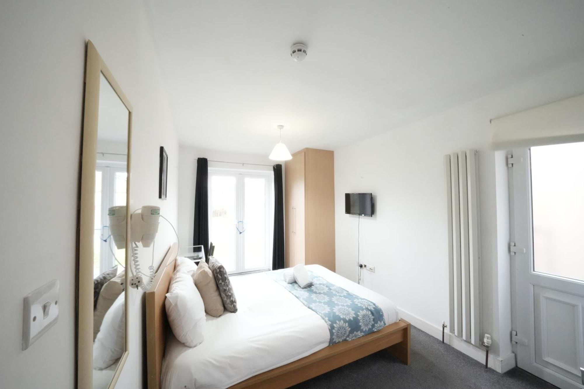 The Great Airport Place-Private Bedrooms With Private Bathroom-1 Bus To Heathrow Airport-5 Minutes By Car- Helpful Advice From Our Team 哈姆斯沃思 外观 照片
