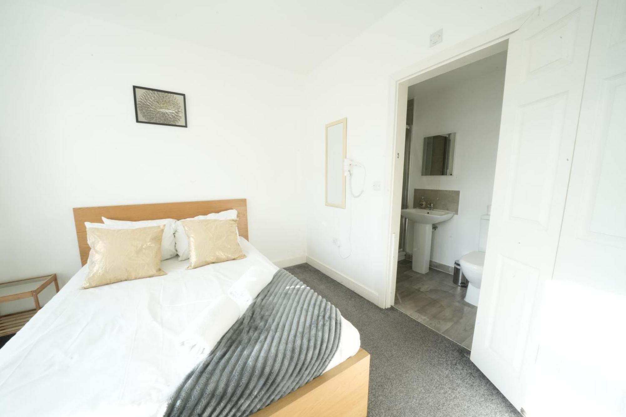 The Great Airport Place-Private Bedrooms With Private Bathroom-1 Bus To Heathrow Airport-5 Minutes By Car- Helpful Advice From Our Team 哈姆斯沃思 外观 照片