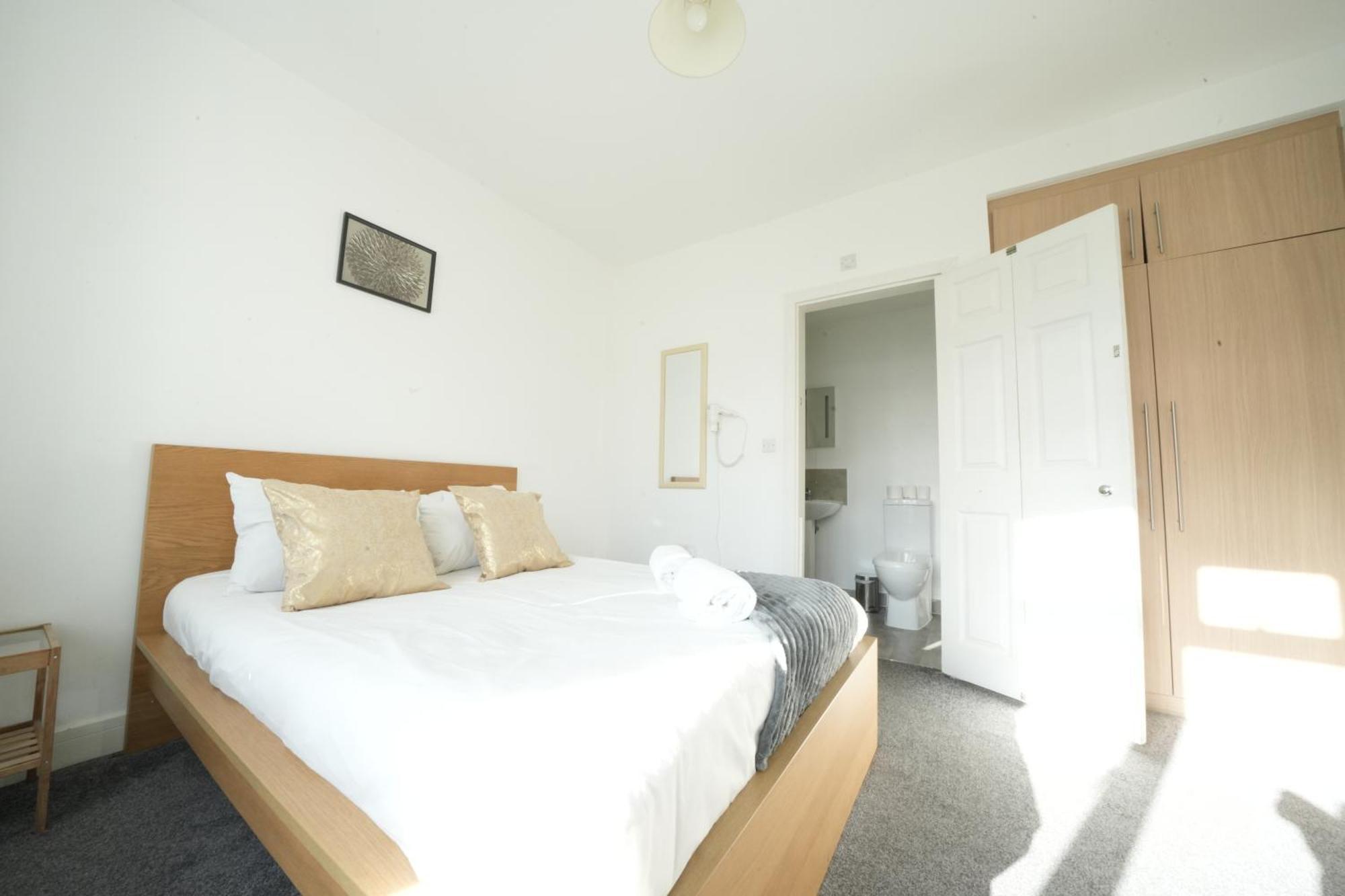 The Great Airport Place-Private Bedrooms With Private Bathroom-1 Bus To Heathrow Airport-5 Minutes By Car- Helpful Advice From Our Team 哈姆斯沃思 外观 照片