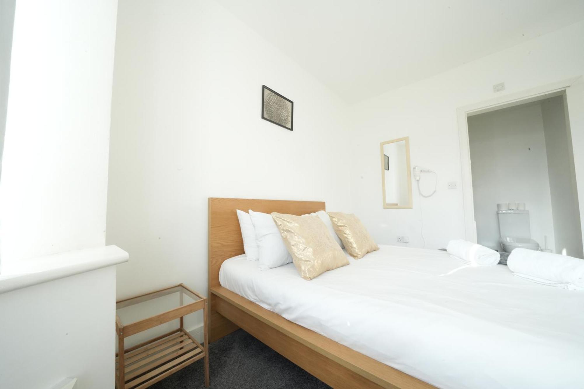 The Great Airport Place-Private Bedrooms With Private Bathroom-1 Bus To Heathrow Airport-5 Minutes By Car- Helpful Advice From Our Team 哈姆斯沃思 外观 照片
